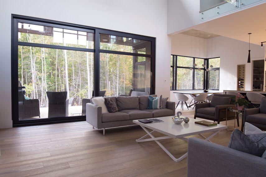 ConceptWall 50 Hliníkové fasády a ConceptSystem 77 Hliníková okna - Forest View Residence se nachází vKanada