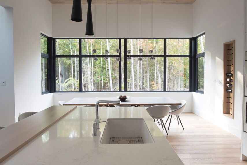 ConceptWall 50 Hliníkové fasády a ConceptSystem 77 Hliníková okna - Forest View Residence se nachází vKanada