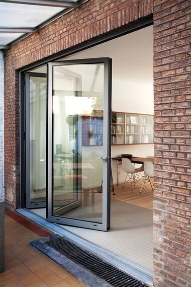 ConceptFolding 77 Hliníkové posuvné systémy a ConceptSystem 77 Hliníková okna - Private House Antwerp 8 se nachází v Antwerp, België