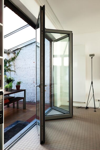 ConceptFolding 77 Hliníkové posuvné systémy a ConceptSystem 77 Hliníková okna - Private House Antwerp 8 se nachází v Antwerp, België