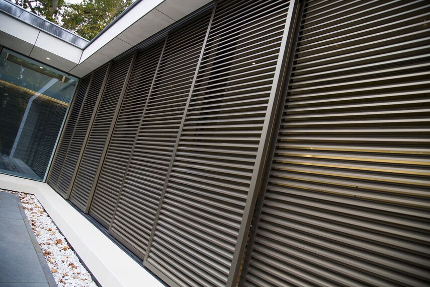 BriseSoleil 40 Stínicí technika a HiFinity Hliníkové posuvné systémy - Swimming pool Poolhouse Bergen se nachází v Bergen, Nizozemí