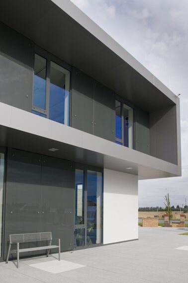 ConceptWall 50 Hliníkové fasády - Office building Obchodní a skladové centrum BEST se nachází v Nehvizdy, Česká republika