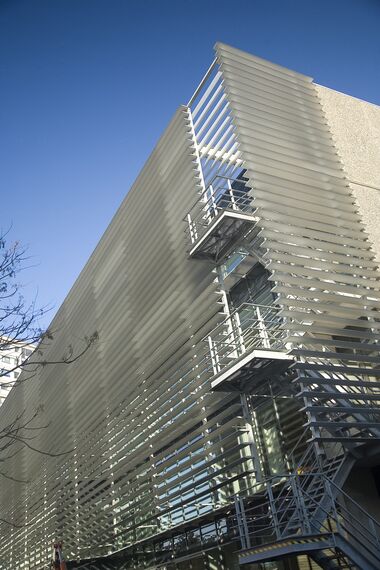 BriseSoleil 100 Stínicí technika a ConceptWall 50 Hliníkové fasády - Office building 't Rabot se nachází v Gent, België