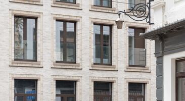 městská renovace bílá cihlová hnědá hliníkové profily