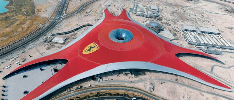 Letecký pohled na Ferrari World v Abú Zabí.