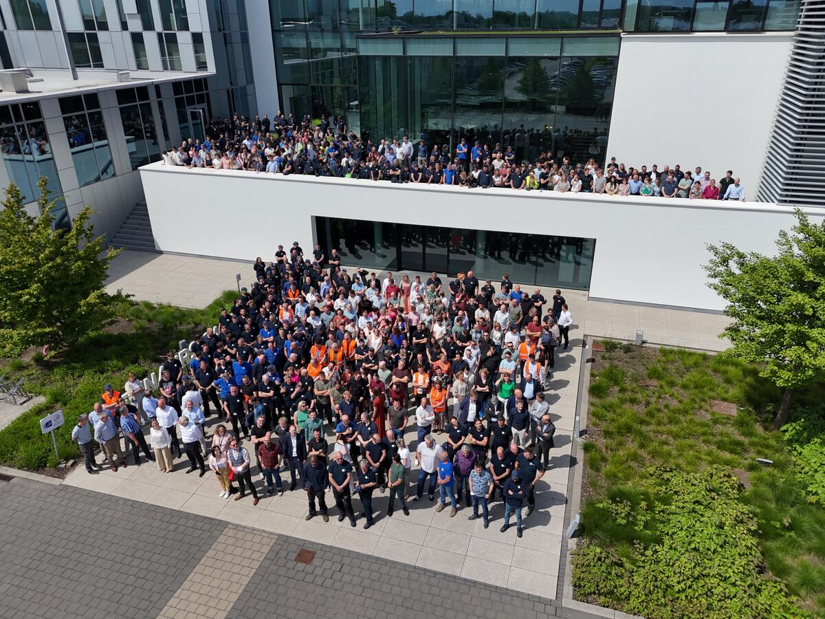 Skupinové foto zaměstnanců před Reynaers Campus.