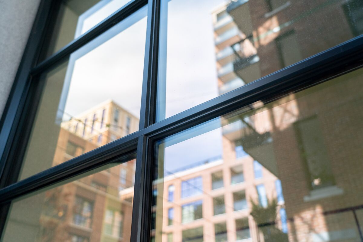 Detailní záběr černých hliníkových georgiánských tyčí.