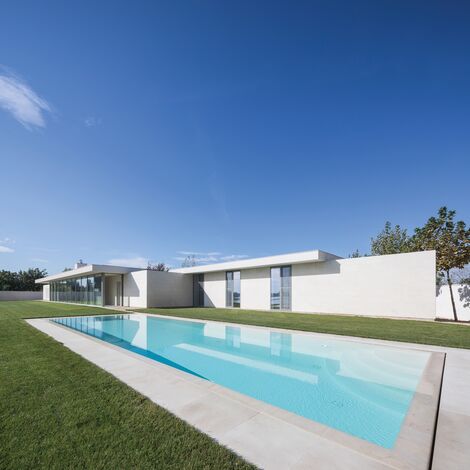 ConceptPatio 130 Hliníkové posuvné systémy, ConceptSystem 77 Hliníková okna, ConceptSystem 77 Hliníkové dveře a ConceptWall 50 Hliníkové fasády - Villa Buftea Residence se nachází v Buftea, Rumunsko