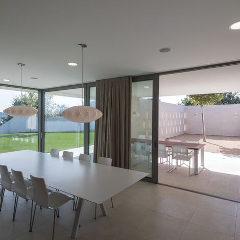 ConceptPatio 130 Hliníkové posuvné systémy, ConceptSystem 77 Hliníková okna, ConceptSystem 77 Hliníkové dveře a ConceptWall 50 Hliníkové fasády - Villa Buftea Residence se nachází v Buftea, Rumunsko