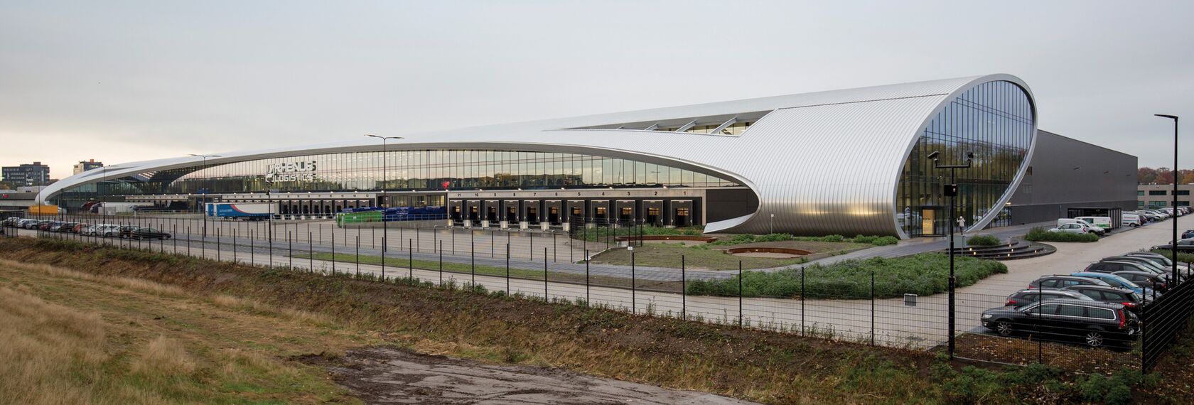 ConceptFolding 77 Hliníkové posuvné systémy a ConceptWall 50 Hliníkové fasády - Warehouse DC New Logic III se nachází v Tilburg, Nizozemí