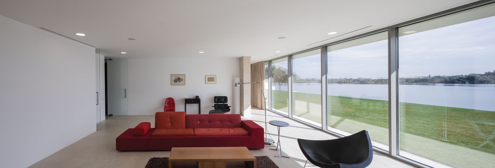 ConceptPatio 130 Hliníkové posuvné systémy, ConceptSystem 77 Hliníková okna, ConceptSystem 77 Hliníkové dveře a ConceptWall 50 Hliníkové fasády - Villa Buftea Residence se nachází v Buftea, Rumunsko