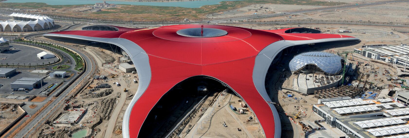 ConceptWall 86 Hliníkové fasády - Race track Ferrari World Abu Dhabi se nachází v Abu Dhabi, Spojené arabské emiráty