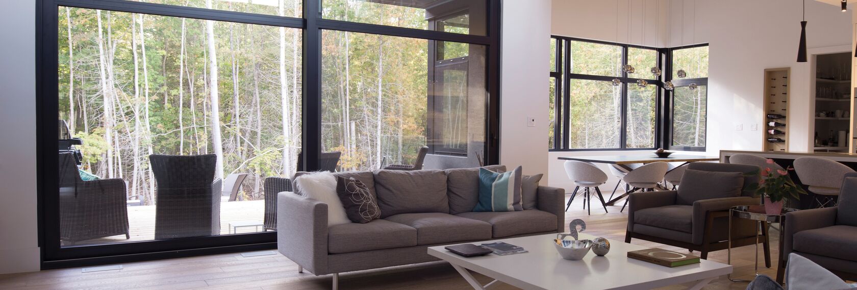 ConceptWall 50 Hliníkové fasády a ConceptSystem 77 Hliníková okna - Forest View Residence se nachází vKanada