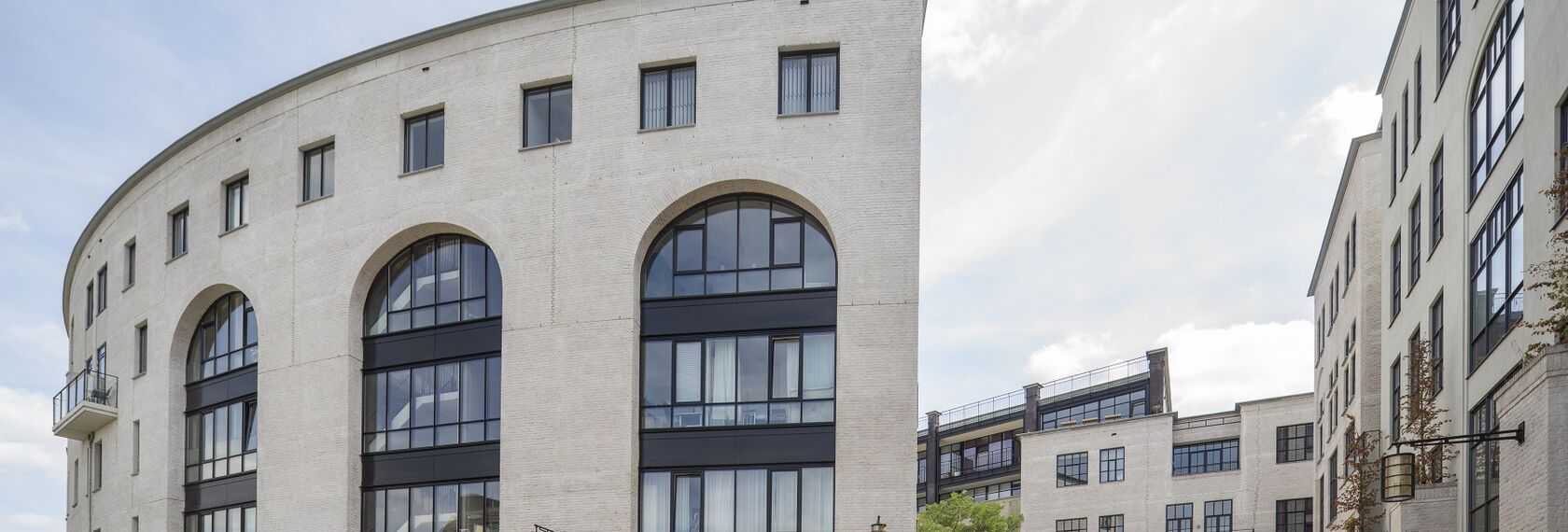 SlimLine 38 Hliníková okna a ConceptWall 50 Hliníkové fasády - Maankwartier se nachází v Heerlen, Nizozemí