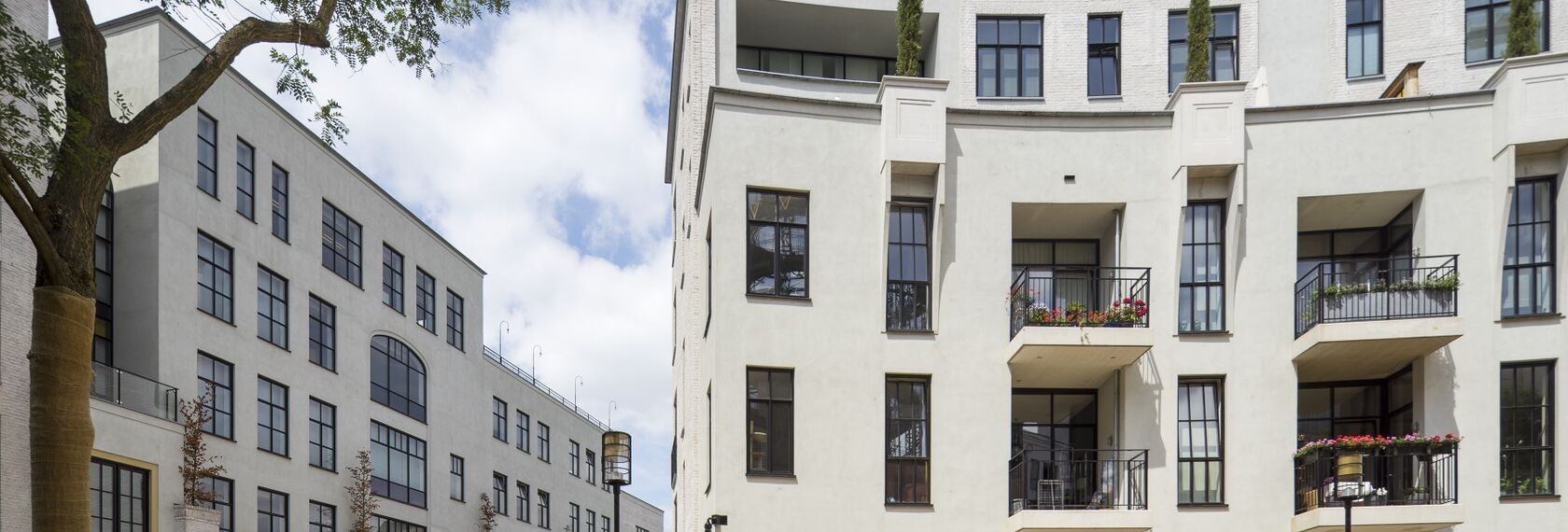 SlimLine 38 Hliníková okna a ConceptWall 50 Hliníkové fasády - Maankwartier se nachází v Heerlen, Nizozemí