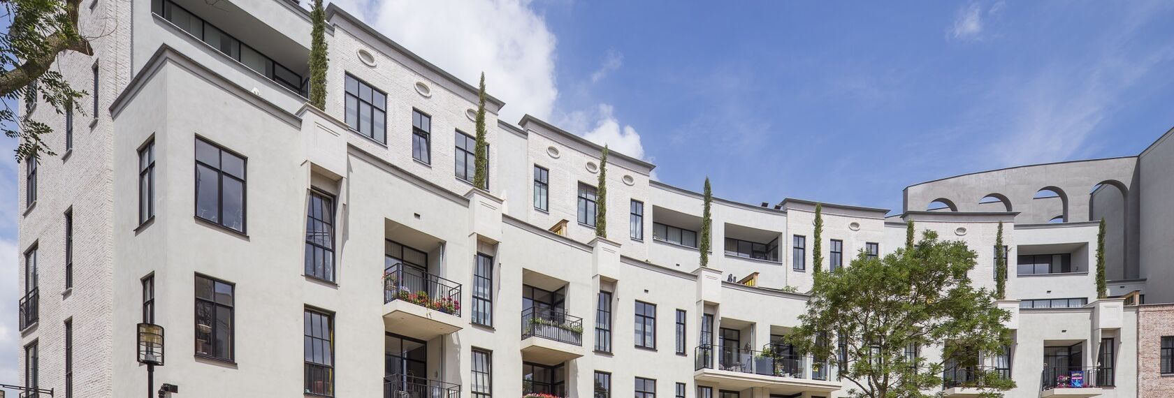 SlimLine 38 Hliníková okna a ConceptWall 50 Hliníkové fasády - Maankwartier se nachází v Heerlen, Nizozemí