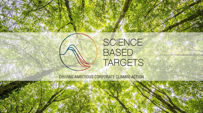 Logo iniciativy Science Based Targets před zelenými korunami stromů.