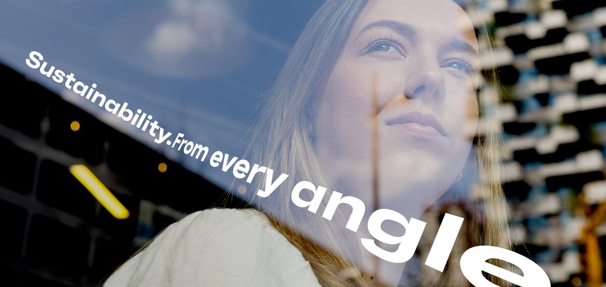 Žena se dívá z okna