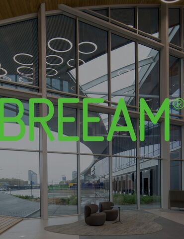 Logo BREEAM před moderním distribučním centrem.