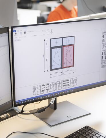 Model okna BIM na obrazovce počítače v kanceláři