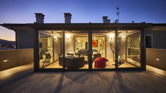 ConceptRoof 120 Zimní zahrady a ConceptPatio 130 Hliníkové posuvné systémy - Conservatory Veranda Brescia se nachází v Brescia, Itálie