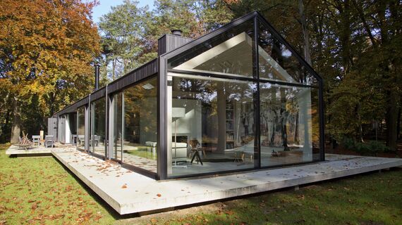 ConceptPatio 130 Hliníkové posuvné systémy, ConceptSystem 77 Hliníková okna a ConceptWall 50 Hliníkové fasády - House The Brouwhuis se nachází v Oisterwijk, Nizozemí