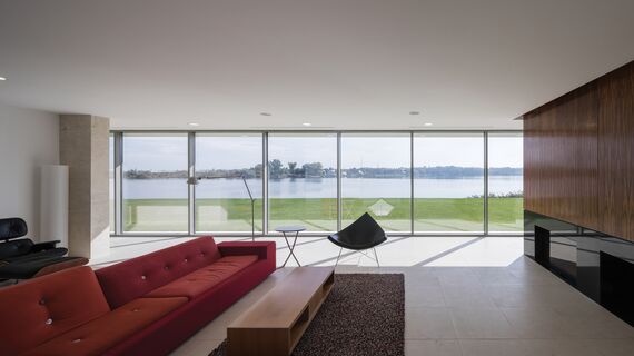 ConceptPatio 130 Hliníkové posuvné systémy, ConceptSystem 77 Hliníková okna, ConceptSystem 77 Hliníkové dveře a ConceptWall 50 Hliníkové fasády - Villa Buftea Residence se nachází v Buftea, Rumunsko