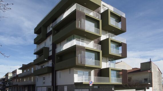 ConceptSystem 77 Hliníková okna, ThermoSystem 68 Hliníková okna a ConceptPatio 68 Hliníkové posuvné systémy - Bytový komplex La casa sull'olivo se nachází v Ragusa, Itálie