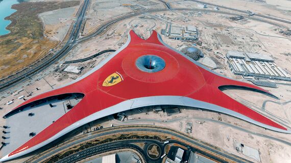 ConceptWall 86 Hliníkové fasády - Race track Ferrari World Abu Dhabi se nachází v Abu Dhabi, Spojené arabské emiráty