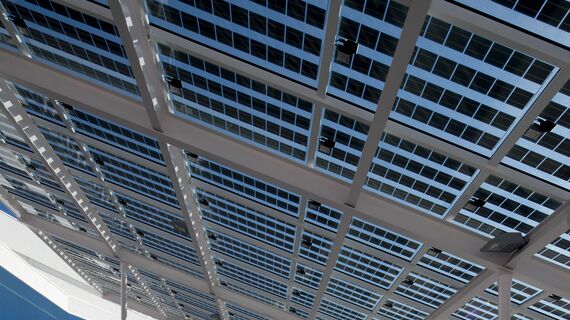 ConceptWall 50 Hliníkové fasády a BriseSoleil 100 Stínicí technika - Office building Teatro municipal núria espert se nachází v Sant Andreu de la Barca, Španělsko