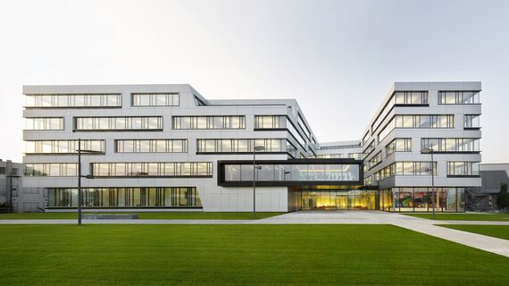 ConceptWall 50 Hliníkové fasády - Business center S.Oliver Administrative Headquarters se nachází v Rottendorf, Německo