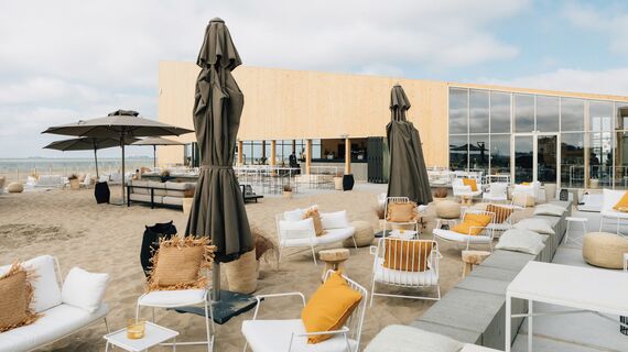 SlimLine 38 Hliníková okna a ConceptFolding 77 Hliníkové posuvné systémy - Entertainment BMW Art Ville se nachází v Knokke-Heist, België