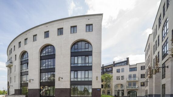 SlimLine 38 Hliníková okna a ConceptWall 50 Hliníkové fasády - Maankwartier se nachází v Heerlen, Nizozemí