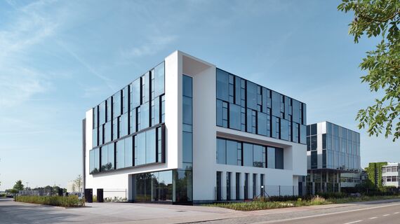HiFinity Hliníkové posuvné systémy, BriseSoleil 100 Stínicí technika, MasterLine 8 Hliníková okna, CW 60-SC Hliníkové fasády, CW 86 Standard Hliníkové fasády a CW 86-EF Hliníkové fasády - Office building Reynaers Campus: Experience Centre se nachází v Duffel, België
